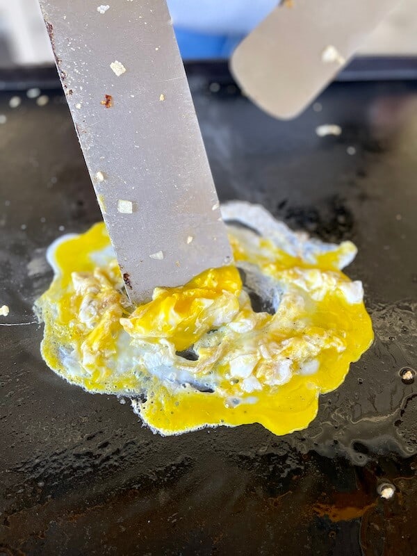 scrambled eggs on a blackstone griddle