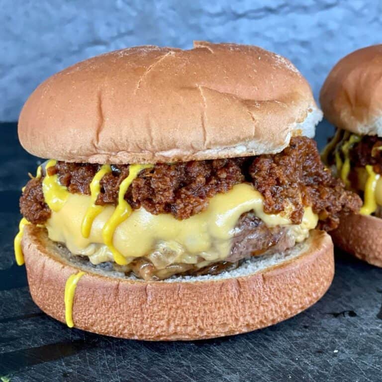 chili cheeseburger with chili sauce